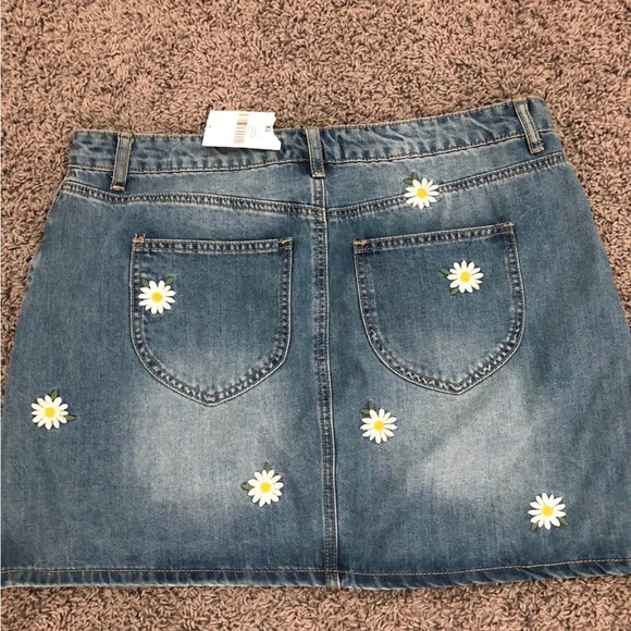 Plus size floral embroidered Denim Skirt - Picture 5 of 5